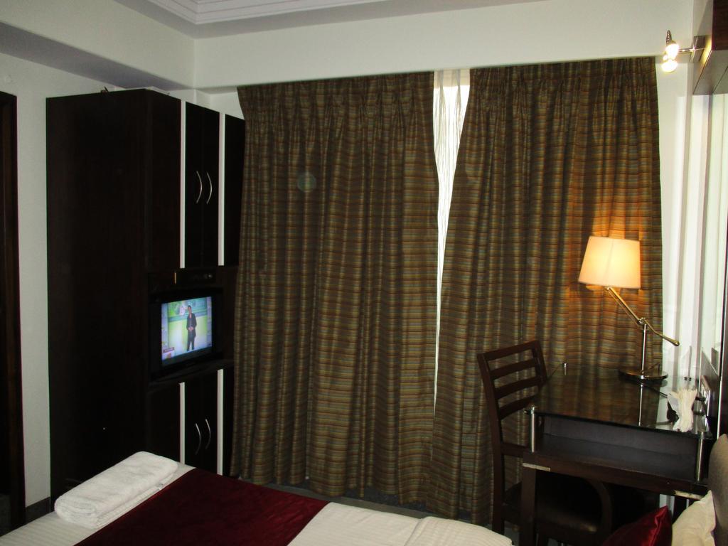 Hotel Sapna Marine Мумбай Екстериор снимка