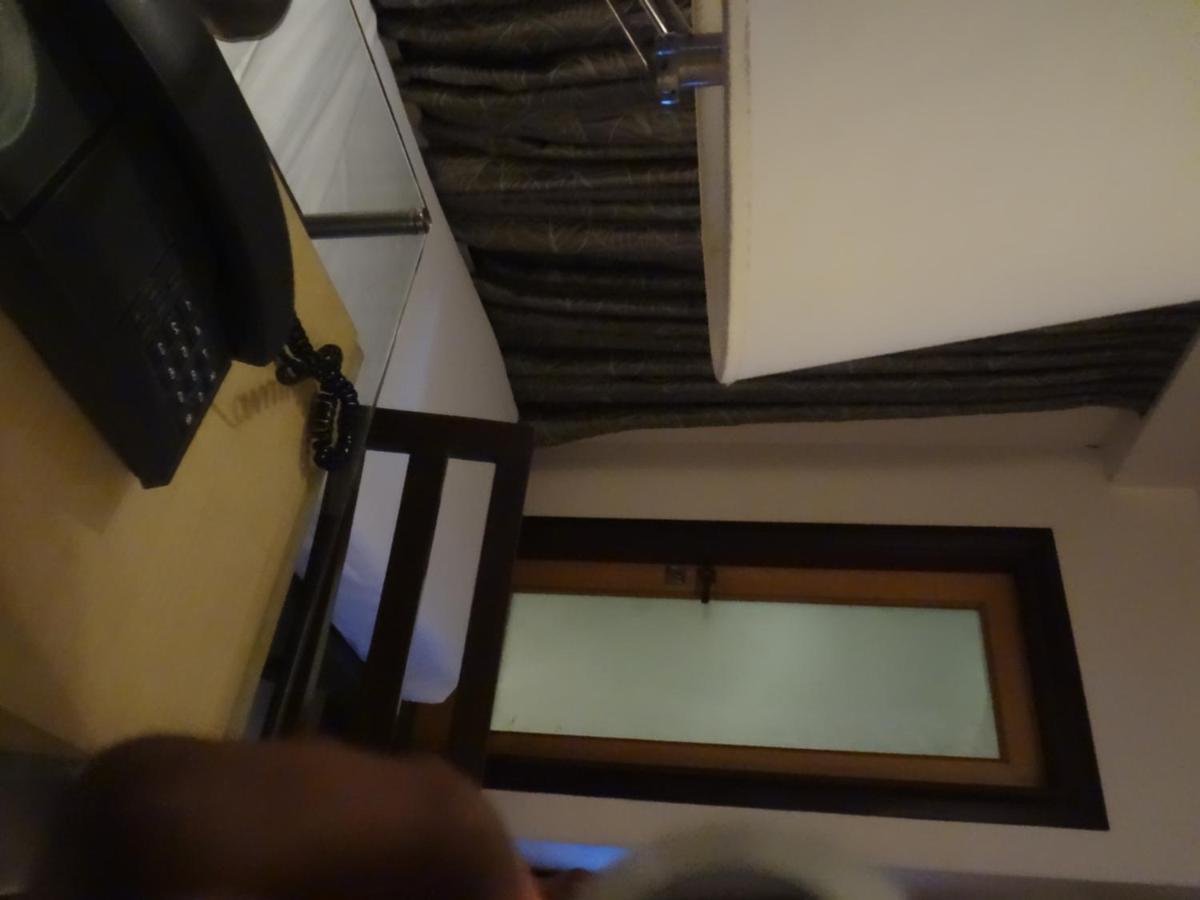 Hotel Sapna Marine Мумбай Екстериор снимка